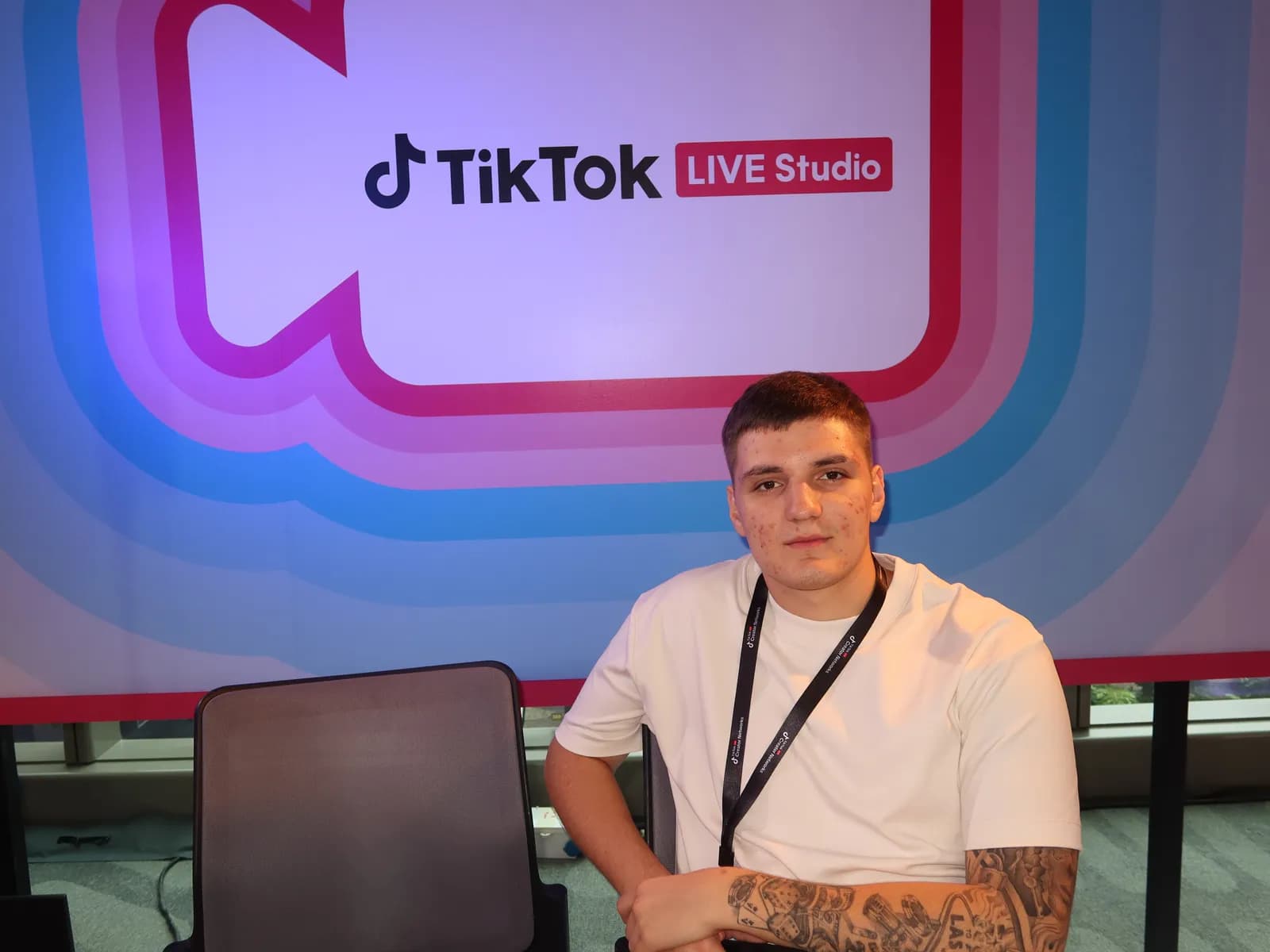 Представник mi mi у зоні TikTok LIVE Studio