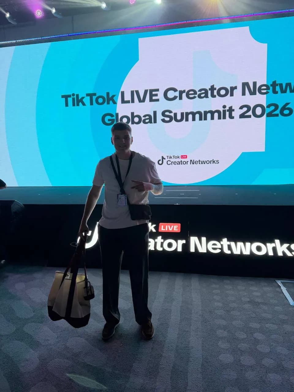 Представник mi mi на тлі головної сцени TikTok LIVE Creator Networks Global Summit 2026