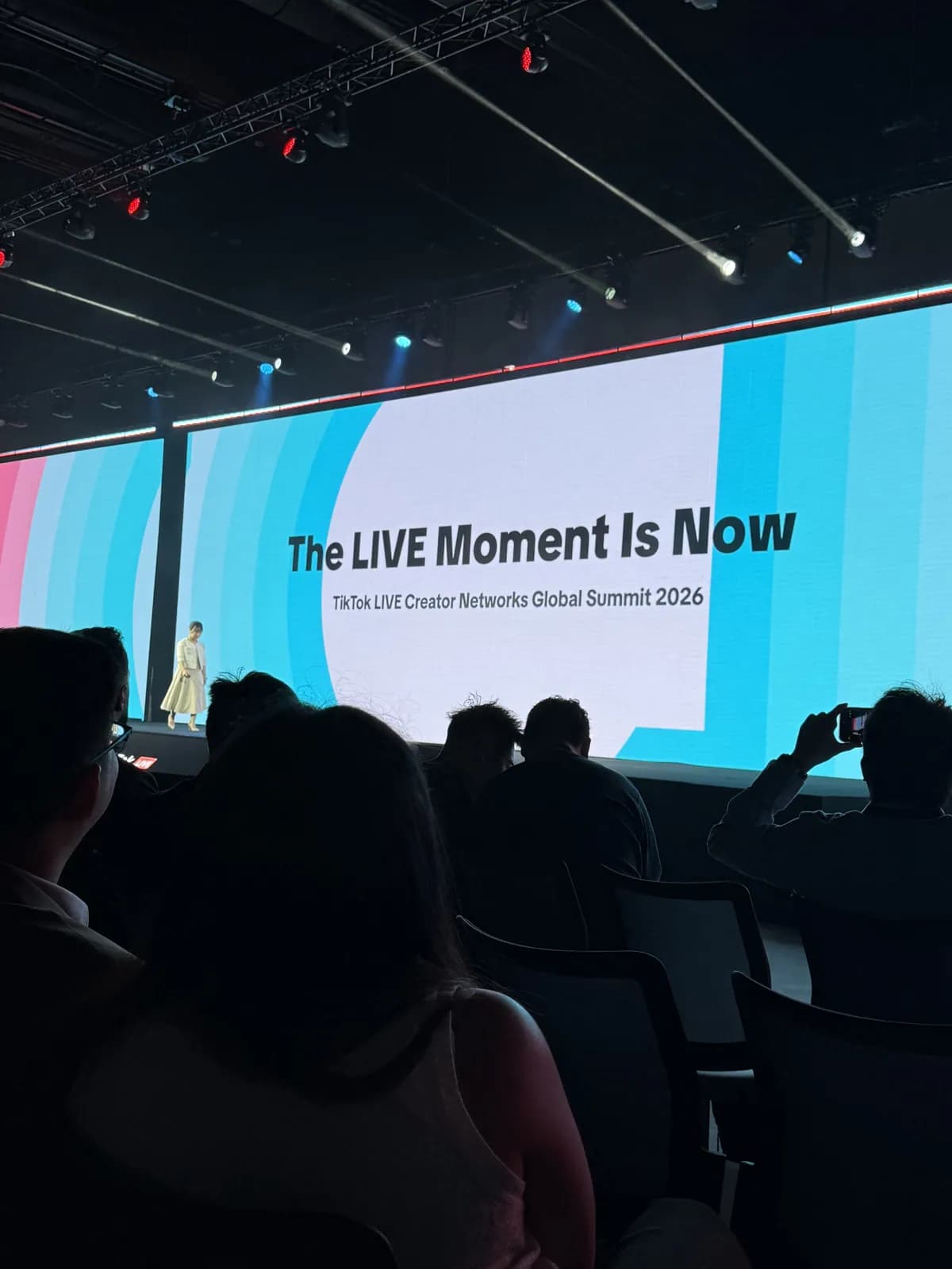 Головний екран саміту з доповіддю «The LIVE Moment Is Now»