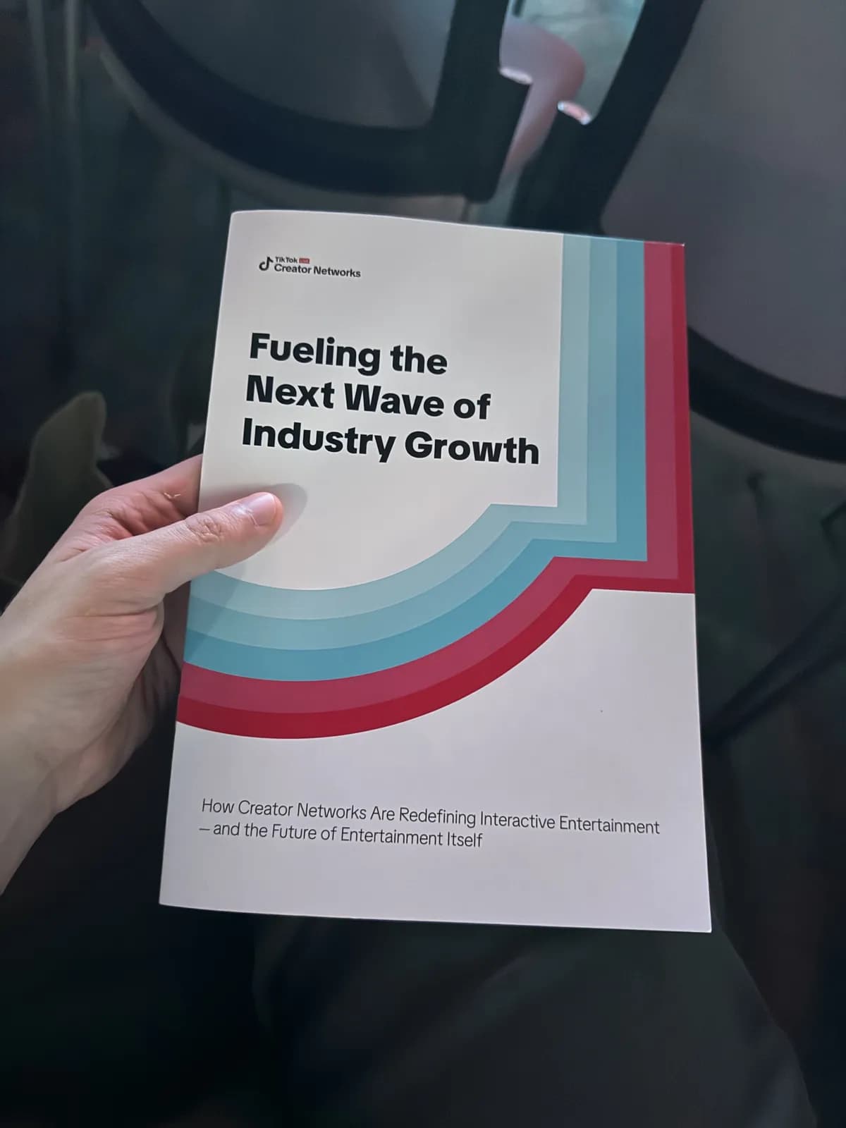 Буклет саміту «Fueling the Next Wave of Industry Growth» у руці
