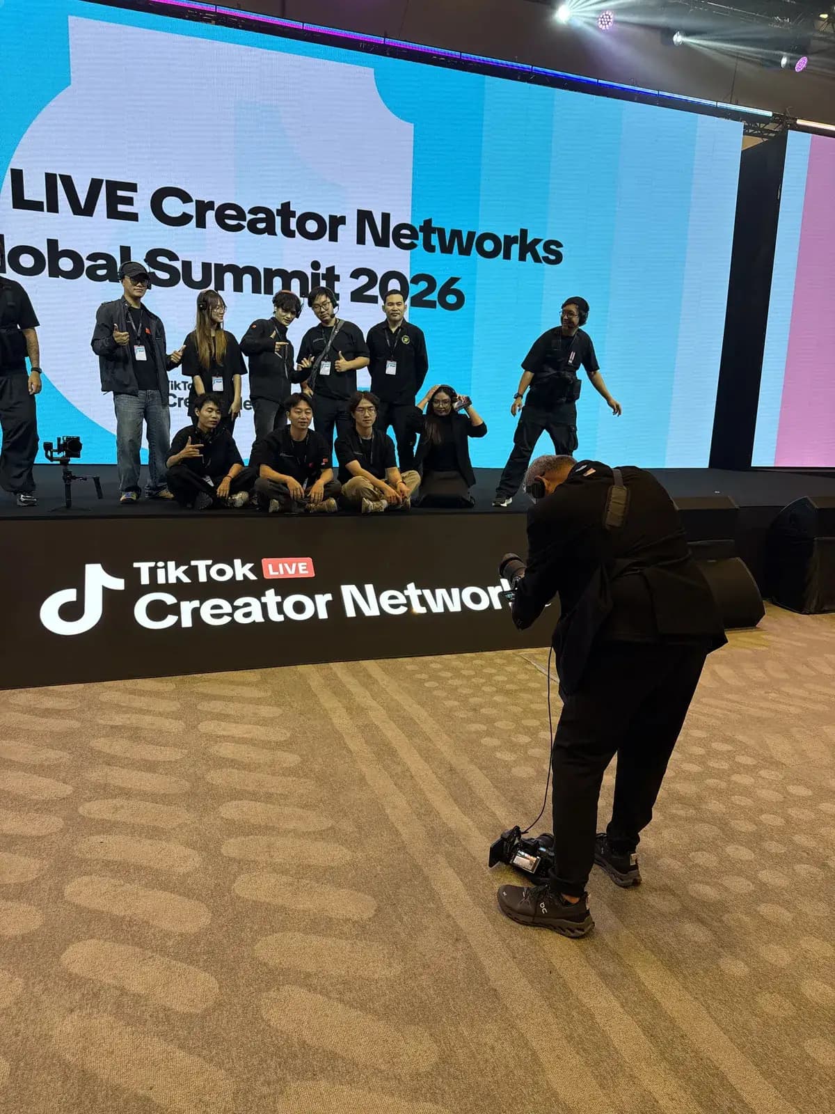 Учасники саміту на сцені Creator Networks